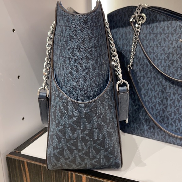 MICHAEL KORS
Jet Set Large Logo Shoulder Bag - Picture 14 of 16